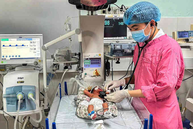 Trẻ sơ sinh 700 g bị suy hô hấp nặng được cứu sống