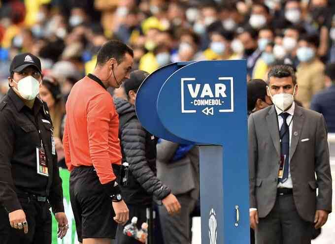 VAR có thể quyết định cả phạt góc và rút thẻ vàng thứ hai