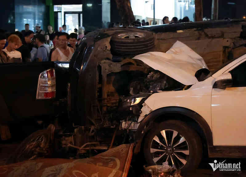Vụ ô tô đâm liên hoàn ở Hà Nội: Tài xế giật mình đạp nhầm chân ga