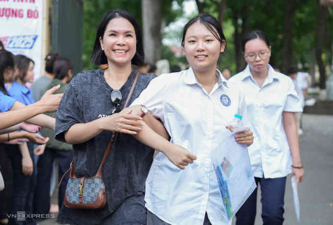 8 trường ở Hà Nội hạ điểm chuẩn lớp 10, hai trường tuyển `tràn tuyến`