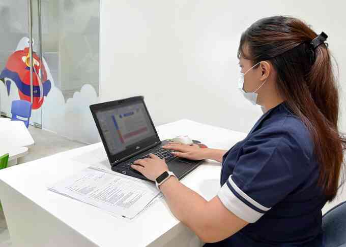 Có cần đeo kính chống ánh sáng xanh khi dùng máy tính?