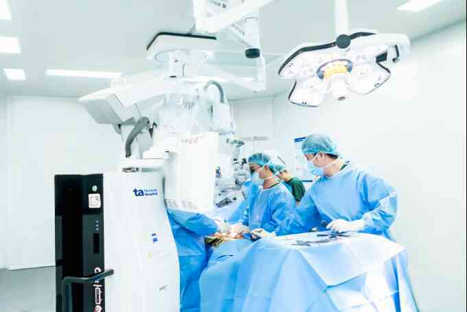 Khối thoát vị đĩa đệm lấp kín ống sống người đàn ông