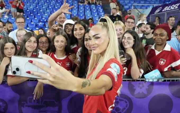Nữ cầu thủ quyến rũ nhất thế giới có vệ sĩ riêng tại Euro 2025
