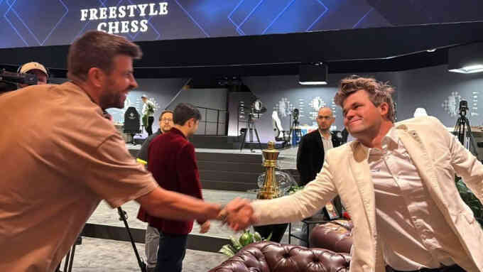 Pique ngạc nhiên trước pha thí hậu của Carlsen