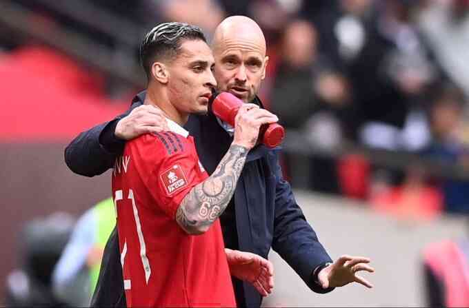 Ten Hag: `Antony vẫn là con trai tôi`