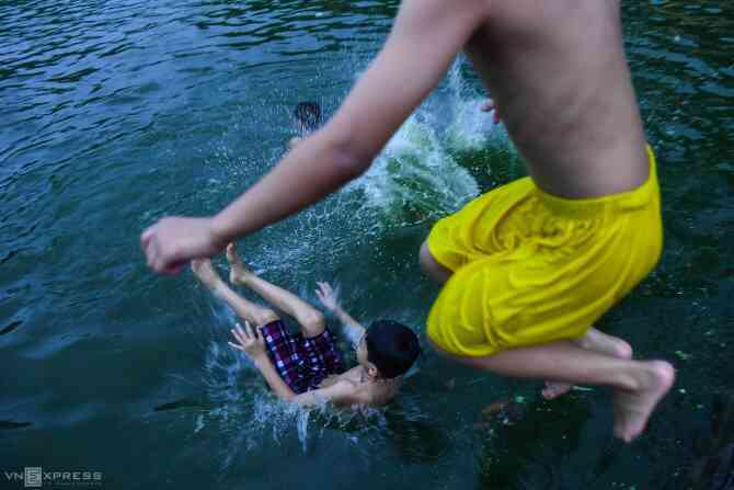 Dốc ngược trẻ chạy - sai lầm tai hại khi sơ cứu đuối nước