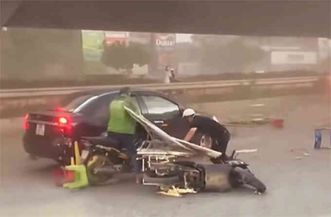 Giông gió quật đổ nhiều người đi đường ở Hà Nội