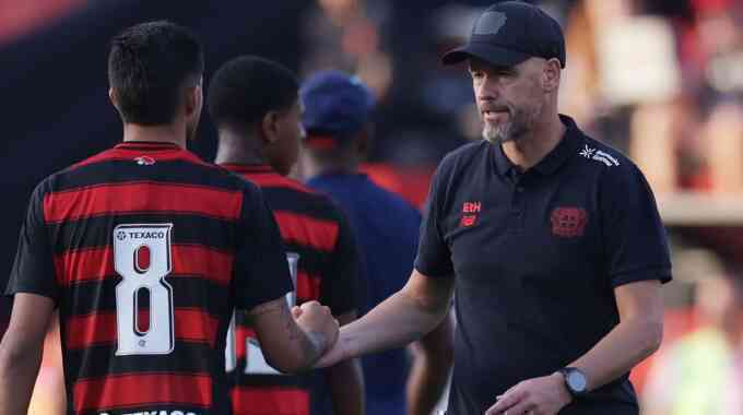 Leverkusen thảm bại trong ngày Ten Hag ra mắt