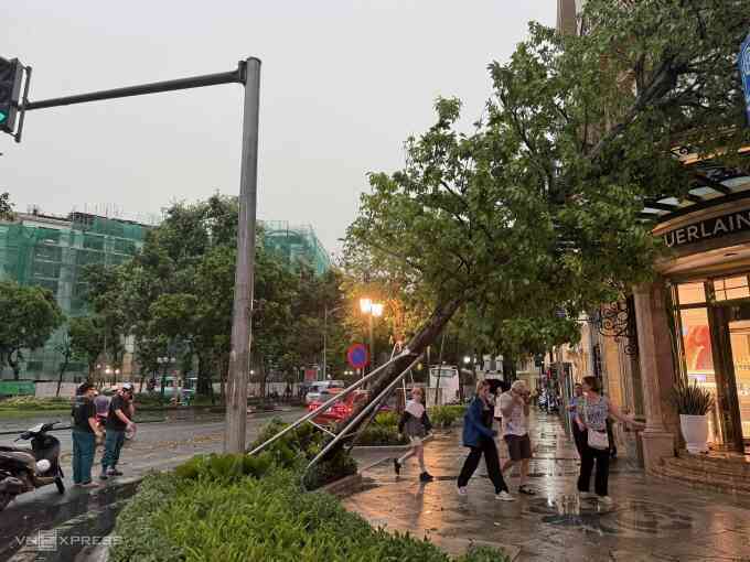 Miền Bắc hứng chịu siêu giông hiếm gặp
