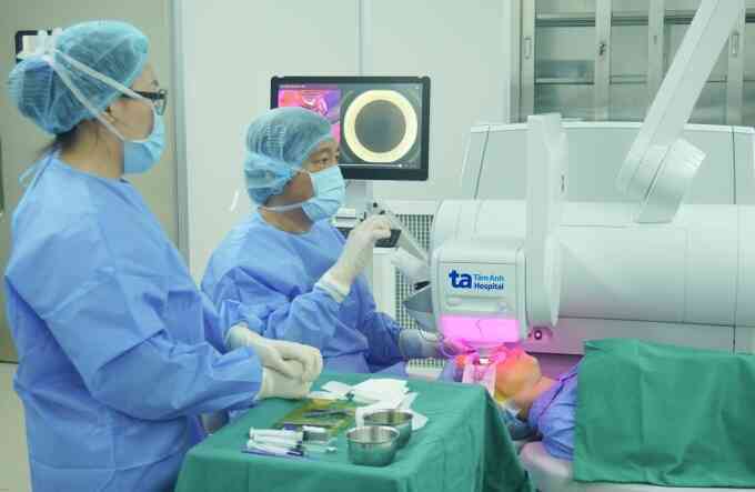Mổ cận bằng laser giúp người phụ nữ sáng mắt