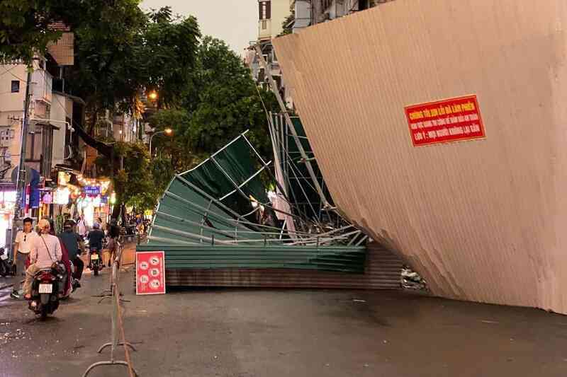 Rào chắn tòa nhà ~Hàm cá mập~ đổ sập, 2 du khách nước ngoài bị thương nhẹ