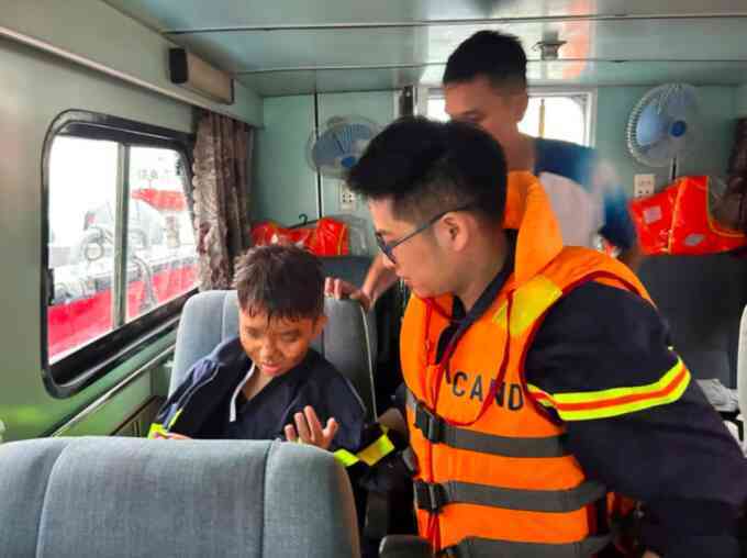 Sức khỏe 9 nạn nhân vụ lật tàu vịnh Hạ Long `tạm ổn định`