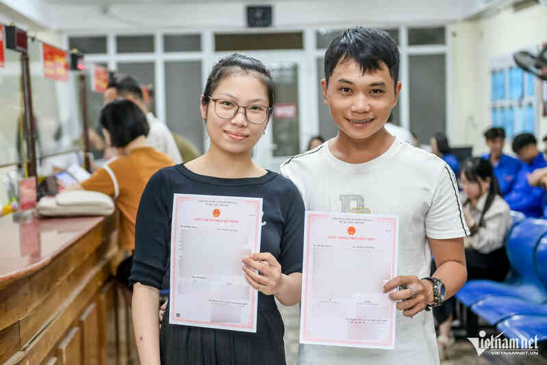 Nhiều cặp đôi ở Ninh Bình chọn ngày đầu sáp nhập tỉnh để đăng ký kết hôn
