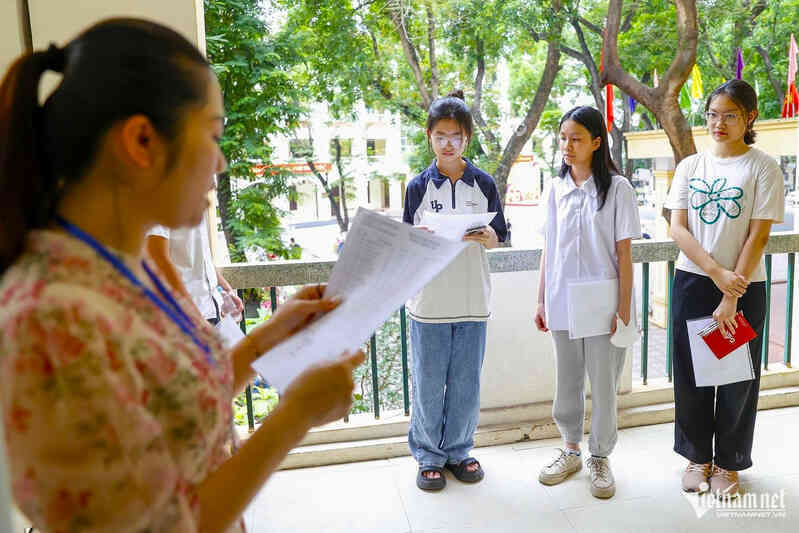 Sáp nhập phường, phụ huynh lo không kịp làm giấy tờ nhập học lớp 10 cho con