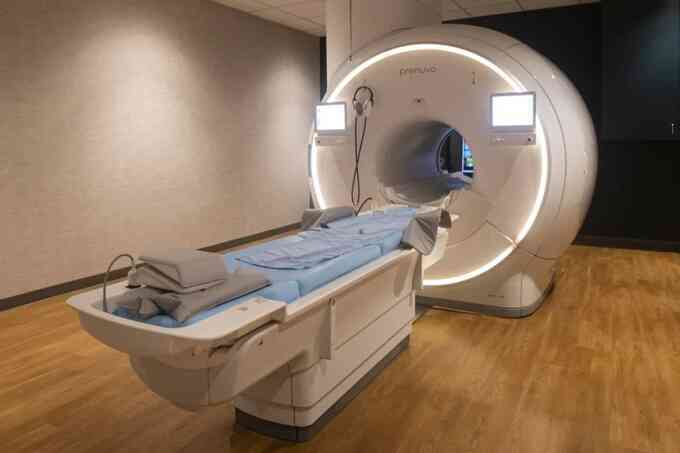Người đàn ông bị hút vào máy chụp MRI do đeo vòng kim loại