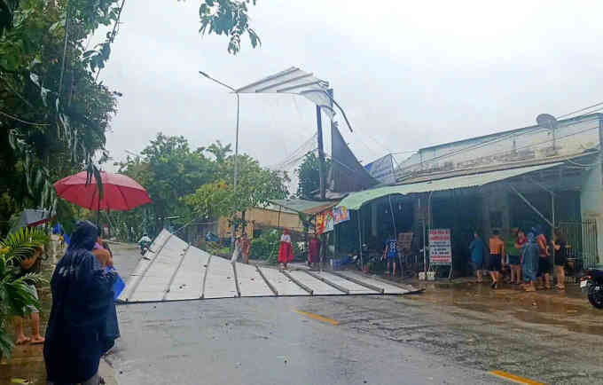Nhiều nhà tốc mái, cây gãy đổ khi giông lốc quét qua Nam Bộ