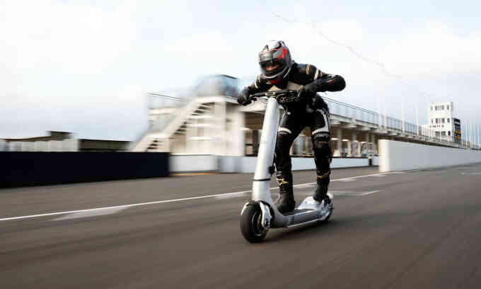 Scooter điện đứng tốc độ 160 km/h