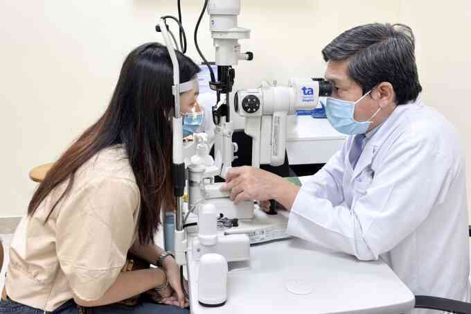 Trả lại đôi mắt sáng cho cô gái cận hơn 10 độ