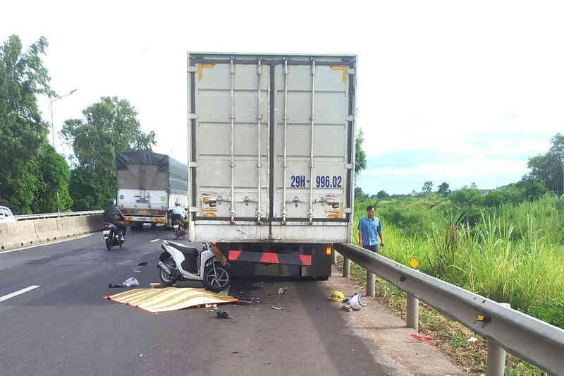 Xe máy tông vào đuôi xe tải đỗ cùng chiều, 3 bà cháu tử vong