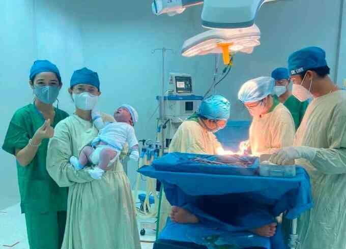 Bé trai chào đời nặng 5,8 kg