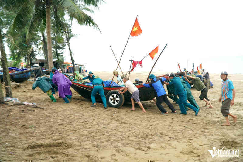 Hình ảnh ngư dân Thanh Hóa hối hả kéo thuyền lên đường nhựa tránh bão số 3