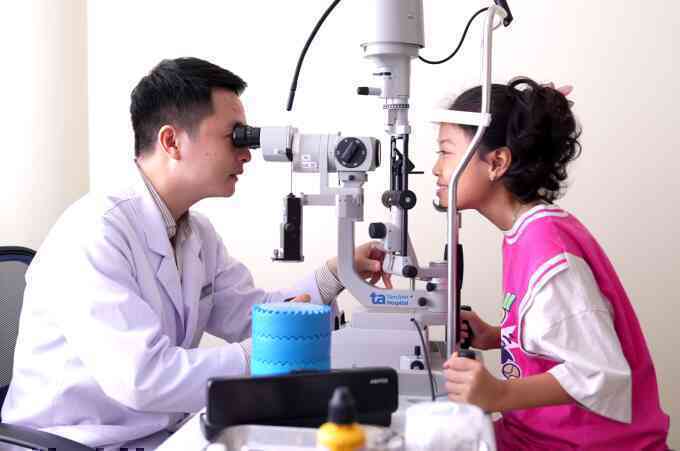 Viễn thị bẩm sinh có tự khỏi không?