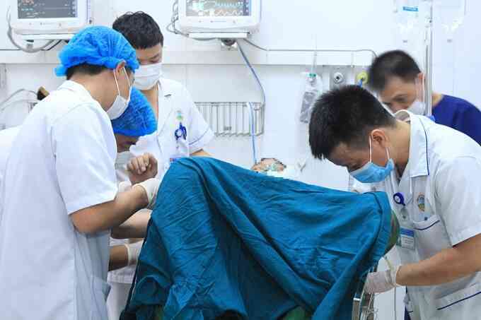 Ba nạn nhân sập cầu treo ở Điện Biên bị chấn động não, dập phổi