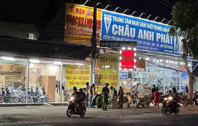 Mang súng cướp tiệm vàng
