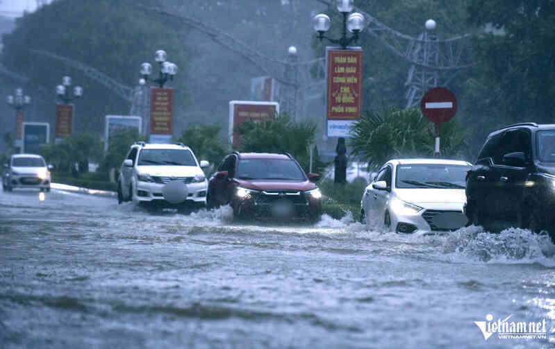 Phố biến thành sông sau mưa lớn, người dân đẩy ô tô chết máy giữa gió bão