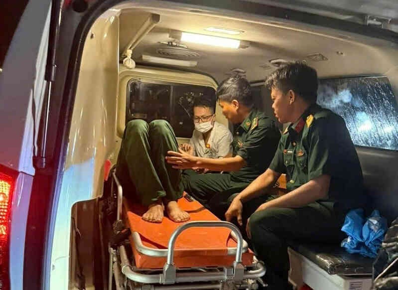 Tàu biên phòng vượt sóng trong đêm, đưa quân nhân từ đảo vào mổ cấp cứu
