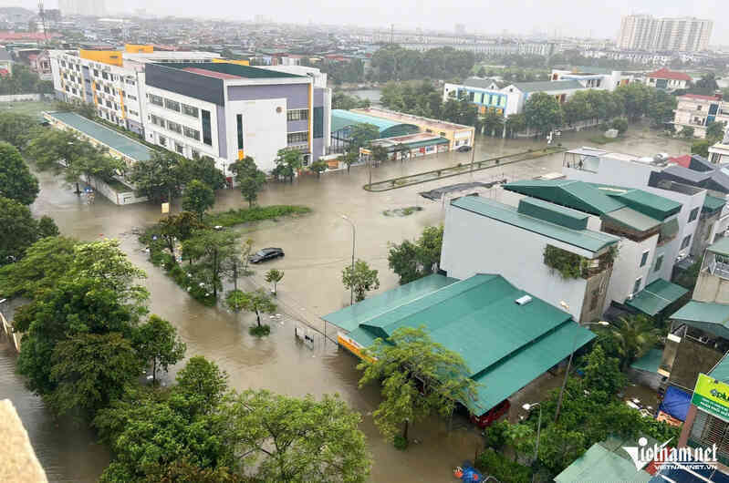 Thanh Hóa: Người dân không kịp trở tay nhìn loạt ô tô ngập trong `biển nước`