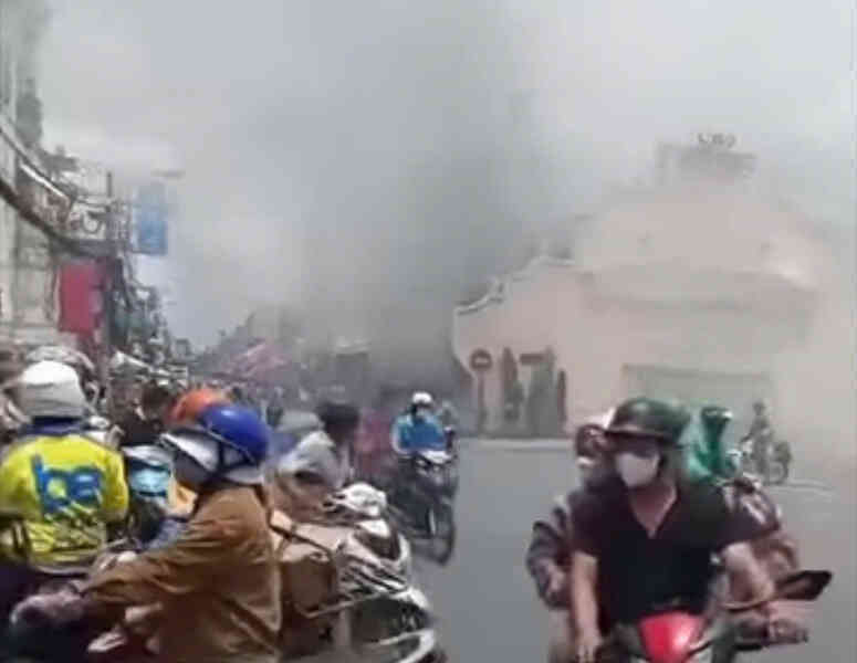 Cháy ở chợ Thủ Đức, tiểu thương nháo nhào di dời tài sản