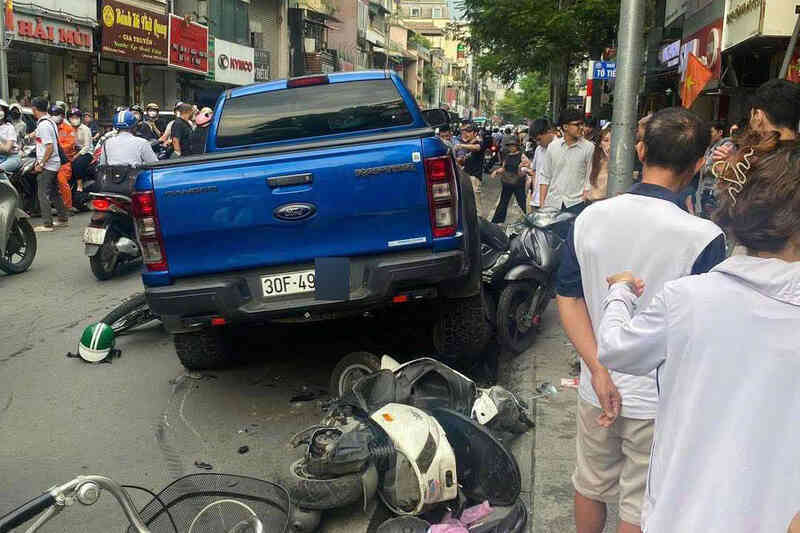 Danh tính tài xế xe bán tải tông loạt xe máy trên phố Hà Nội