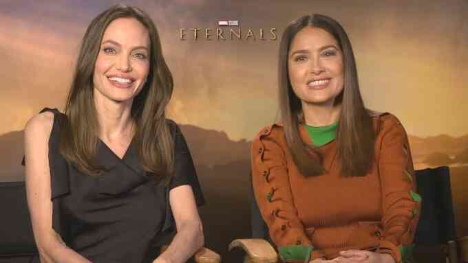 Fan ngạc nhiên khi thấy Angelina Jolie đi máy bay thương mại
