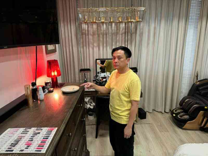 Hình ảnh khám xét tư gia nhà thiết kế thời trang Nguyễn Công Trí