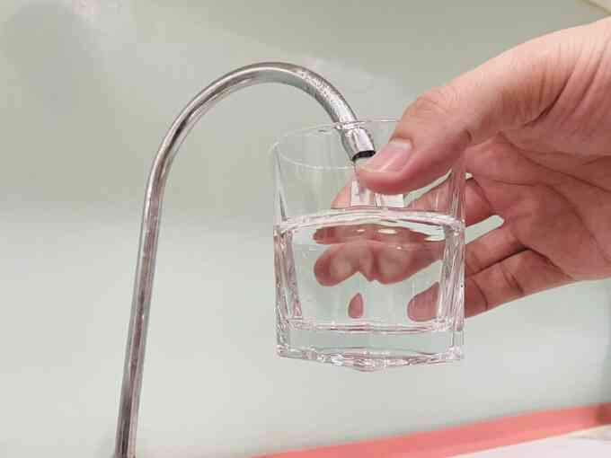 Lười uống nước, nhịn tiểu - sát thủ âm thầm gây suy thận