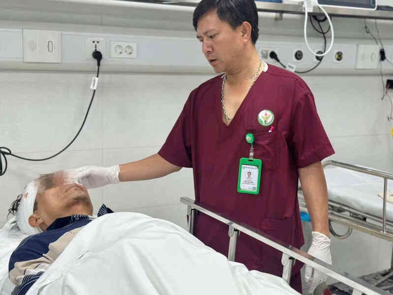 Mổ cấp cứu 1 nạn nhân nguy kịch vụ ô tô đâm loạt xe máy ở Hà Nội