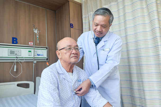 Bắc ba cầu nối mạch vành tái thông dòng máu nuôi tim cụ ông