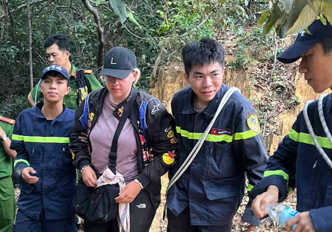 Cứu du khách nước ngoài đi lạc trên núi ở Khánh Hòa