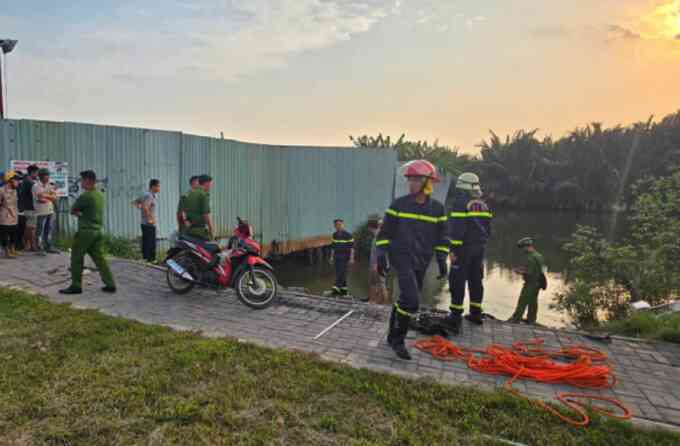 Hơn 10 cảnh sát lặn tìm người đàn ông rơi dưới hồ nước ở TP HCM