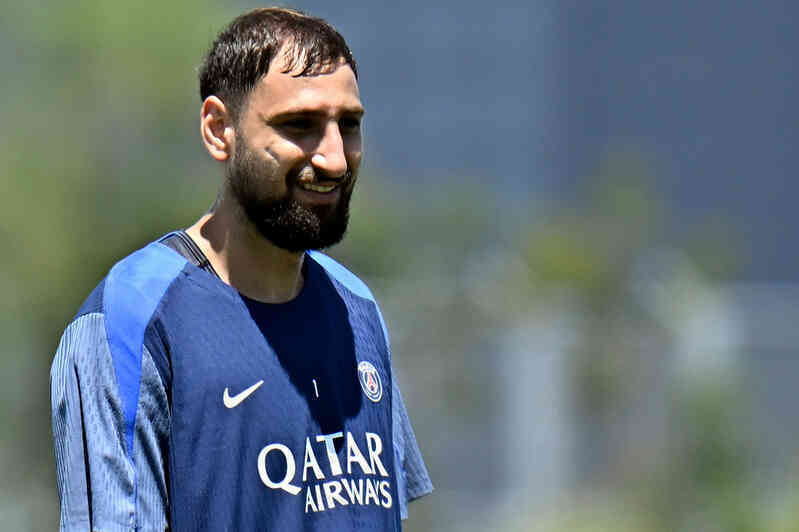Man City mua gấp Donnarumma thay Ederson