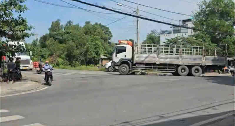 Mới mua xe đạp điện, người phụ nữ bị ô tô tải cuốn vào gầm, tử vong tại chỗ