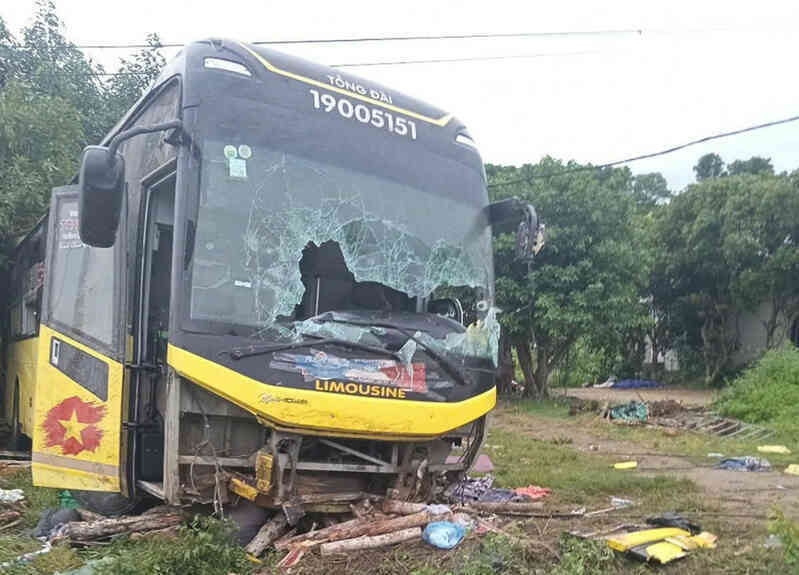 Lật xe khách ở Hà Tĩnh, 9 người tử vong