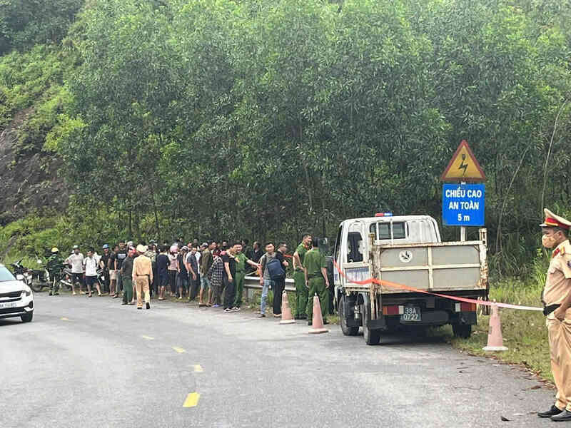 Ngã xe máy, nam thanh niên bàng hoàng phát hiện một thi thể nằm bên cạnh