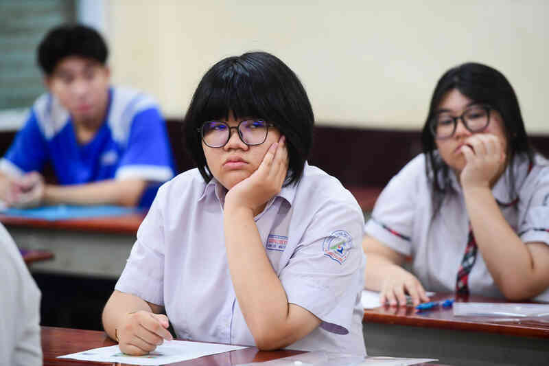Điểm sàn thấp như phễu hút thí sinh, đưa điểm sàn cao là `tự buộc chân mình`