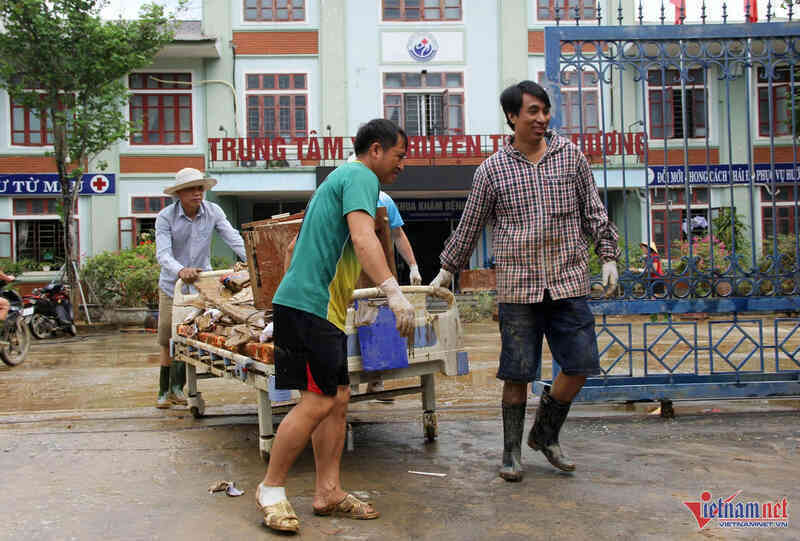 Thời khắc 140 bệnh nhân tháo chạy trong đêm khi cơn lũ dữ ập đến