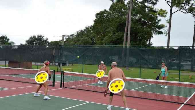 Khỏa thân chơi pickleball ở Mỹ