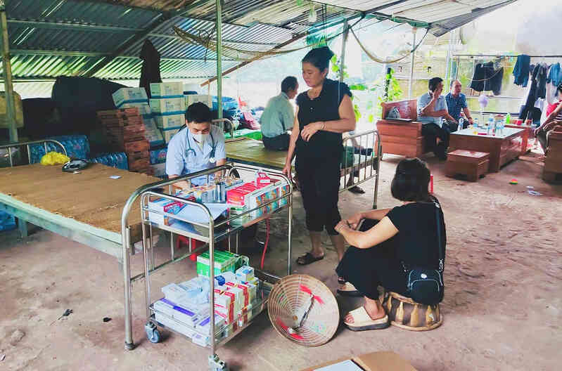 Trạm y tế bị lũ cuốn trôi, ngành y mượn nhà dân lập trạm dã chiến