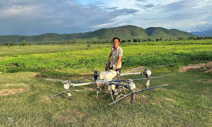 Bay drone cứu hai đứa trẻ mắc kẹt giữa dòng lũ