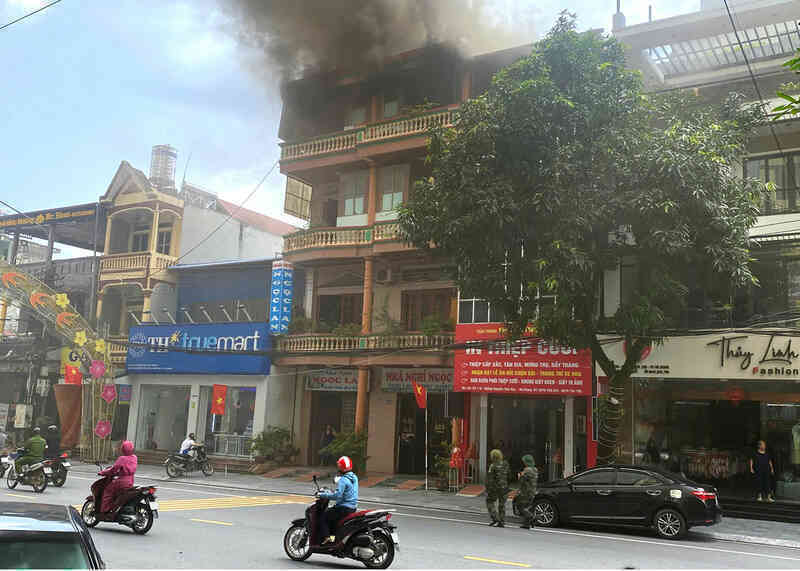 Cháy nhà nghỉ giữa phố, cột khói bốc cao cả chục mét